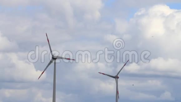风电场的风力涡轮机视频的预览图