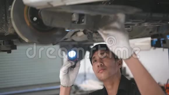 亚洲机械保持和闪光手电筒检查汽车盘制动垫磨损的汽车车辆安全悬挂视频的预览图