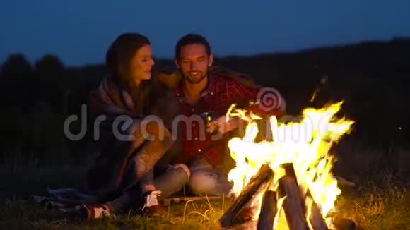 浪漫周末在大自然中近火的爱情视频的预览图
