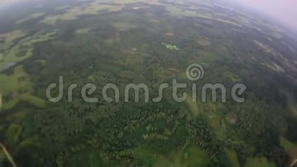 飞过森林和田野远处的田间道路视频的预览图
