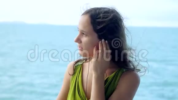 美丽梦幻的年轻女子在帆船上耳机听音乐3840x21604k视频的预览图