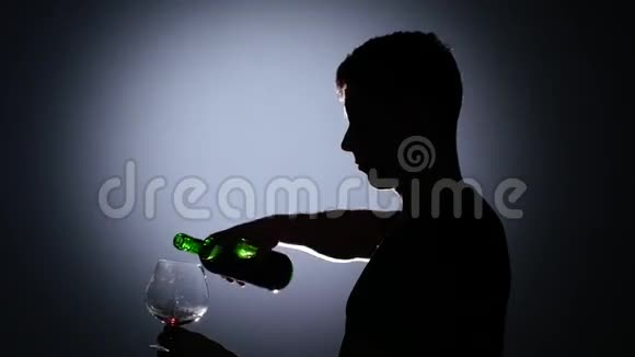 人将红酒倒入酒杯背光灯视频的预览图