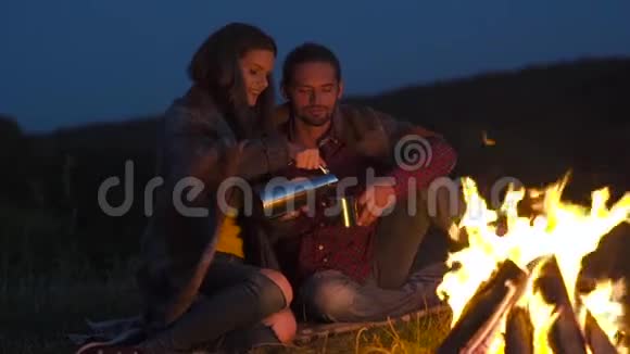 浪漫周末在大自然中近火的爱情视频的预览图