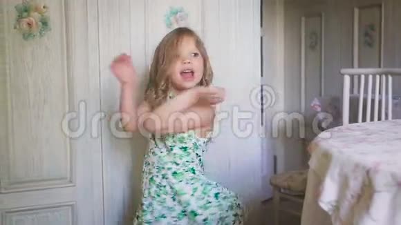 一个漂亮的小女孩在跳舞转身视频的预览图