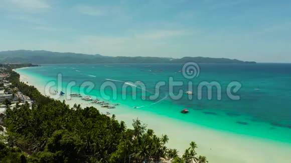 美丽的泻湖有船和旅游海滩白海滩上的长滩岛顶景视频的预览图