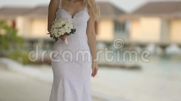 年轻新婚夫妇的第一眼新娘去白色沙滩上浪漫的热带小岛参加婚礼视频的预览图