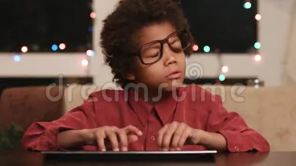 坐在键盘前沮丧的孩子视频的预览图