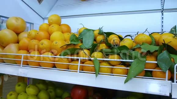 从农民到超市的新鲜有机水果上架健康饮食视频的预览图