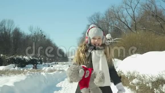 儿童在冬季公园玩耍视频的预览图