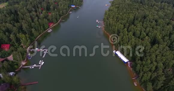 飞越美丽的河流空中摄影机拍摄全景视频的预览图