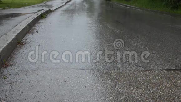 雨天在路上视频的预览图