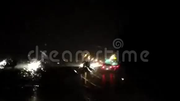 在大雨的夜晚开车视频的预览图