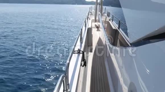 甲板是昂贵的大游艇游艇停泊在蒙特布德瓦视频的预览图