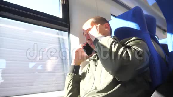 地铁地铁里的人在打电话旅行者身份不明的中年智能手机视频的预览图