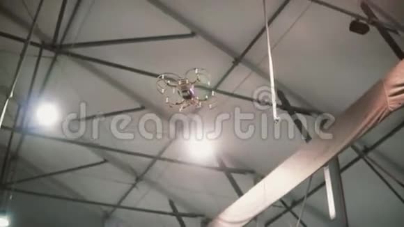 小复印机在室内天花板下飞行无人机飞过地板视频的预览图