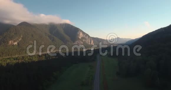带山地景观的公路鸟瞰图清晨的薄雾笼罩着群山4K视频的预览图