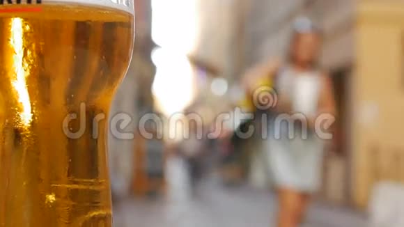 一杯啤酒站在托盘上以抵御城市街道的交通视频的预览图