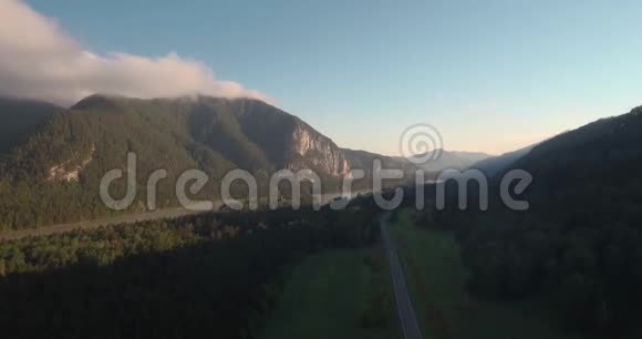 带山地景观的公路鸟瞰图清晨的薄雾笼罩着群山4K视频的预览图