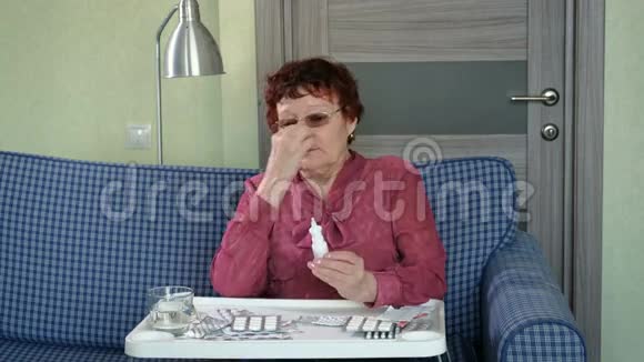 老年人使用鼻喷剂视频的预览图