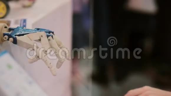 触摸人和半机器人的手或半机器人的创造视频的预览图