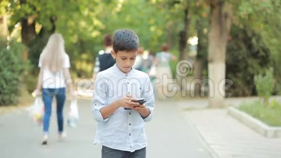 帅哥少年在街上用手机视频的预览图