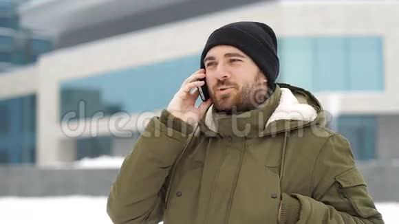 冬天穿着手机说话的男人视频的预览图