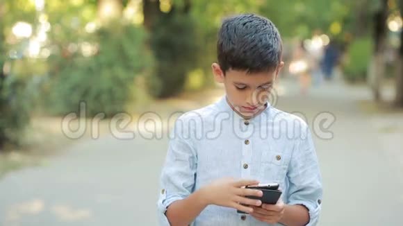 帅哥少年在街上用手机视频的预览图