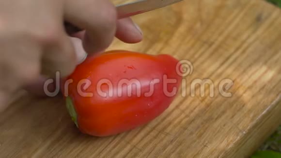 男人用刀切红辣椒视频的预览图