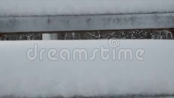 爬满雪的楼梯视频的预览图