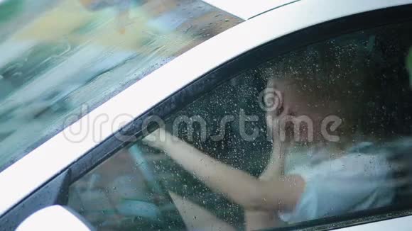 伤心的女孩在车里哭街上有雨歇斯底里的女人视频的预览图