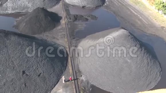 工人们走在煤堆之间视频的预览图