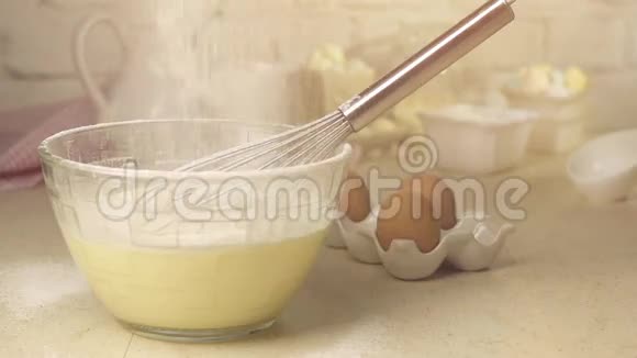 把面粉筛到桌子上的碗里视频的预览图