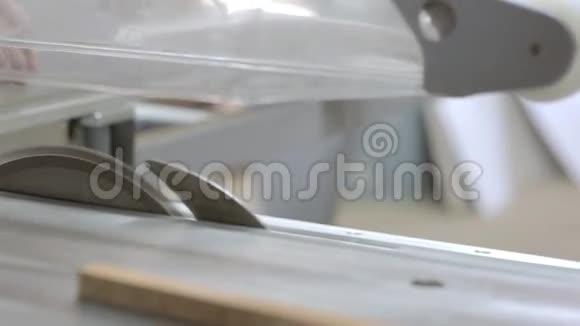 一块木板被切割在圆锯上视频的预览图