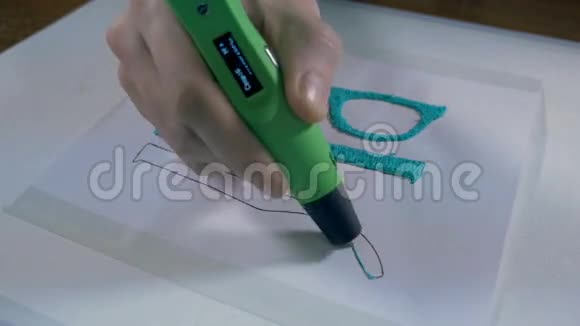 3D笔在工作用塑料丝丝印刷时光流逝视频的预览图