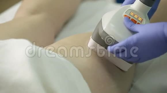 美容师为美容院的病人做抗纤维素按摩视频的预览图