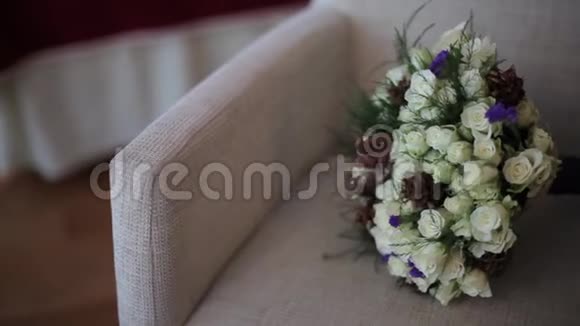 一把结婚花束放在椅子上视频的预览图