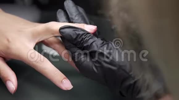 美甲师在美甲沙龙里对女孩的指甲进行修脚和延长指甲的程序视频的预览图