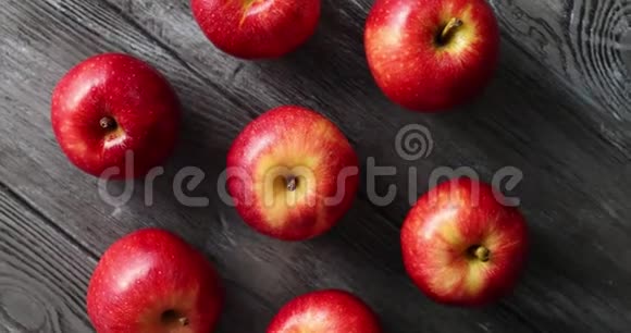 成熟的红苹果放在木桌上视频的预览图