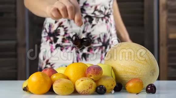 苗条的年轻女人选择水果健康的饮食减肥和节食的概念慢动作视频的预览图