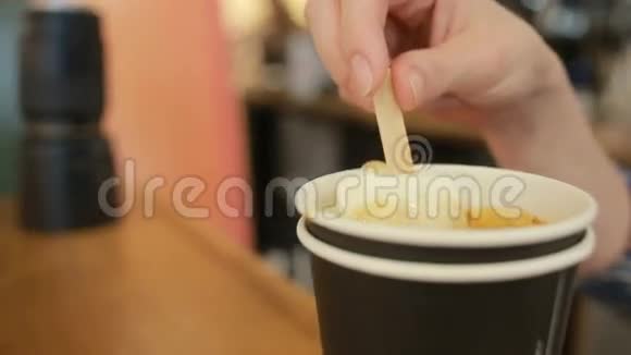 咖啡师在咖啡馆里准备咖啡在一次性杯子里准备冰淇淋视频的预览图