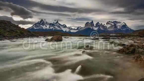 日落过山河山景智利巴塔哥尼亚的托雷斯德尔潘恩视频的预览图