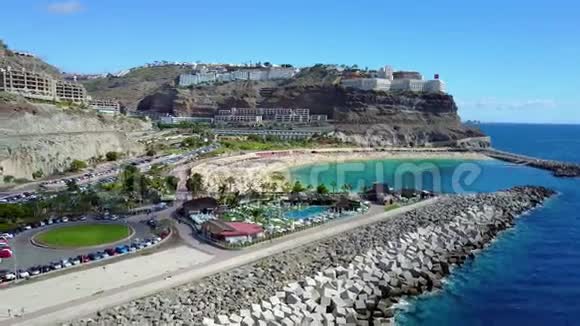 镜头飞过加那利岛拥挤的阿马多尔斯海滩视频的预览图