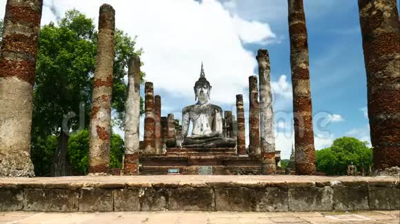 泰国苏霍台历史公园马哈特寺的佛像泰国北部著名的旅游景点视频的预览图