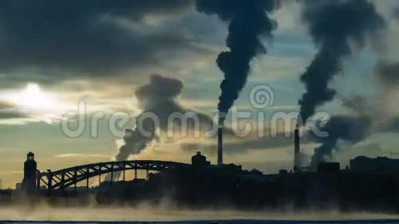 冬季城市景观的时间推移桥在河流房屋烟囱和烟雾上视频的预览图