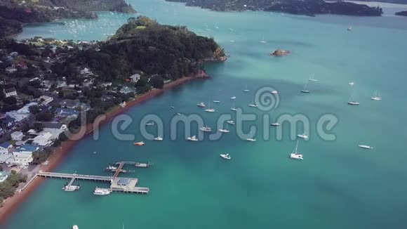 位于新西兰群岛海湾的罗素航空公司视频的预览图
