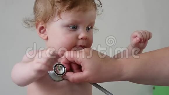 听婴儿心脏跳动的听诊器视频的预览图