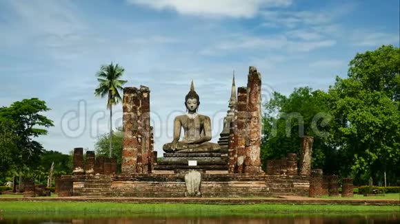 在泰国北部著名的旅游景点苏霍台历史公园的马哈特寺的佛像视频的预览图