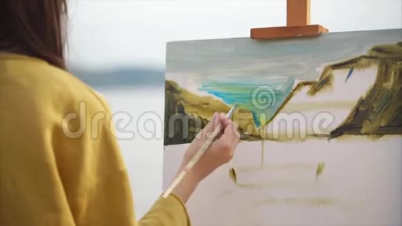 女画家在画架上画油画视频的预览图