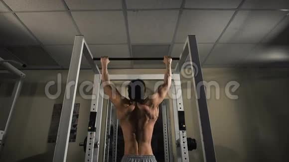 健身房工作室里一个肌肉发达的男人的后视图视频的预览图