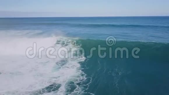 令人叹为观止的4k空中无人机夏季海景冲浪在绿松石深蓝海水中的巨大白色泡沫波中冲浪视频的预览图